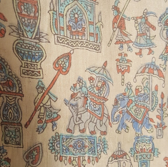 Large 100% silk scarf - Picture 3 of 4